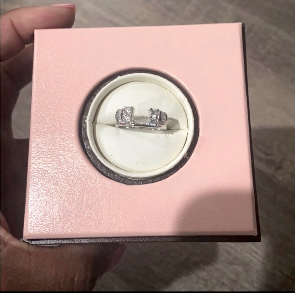 Diamond Modern Love ring size 8 Radiating near-colorless hues and SI-SI2 clarity